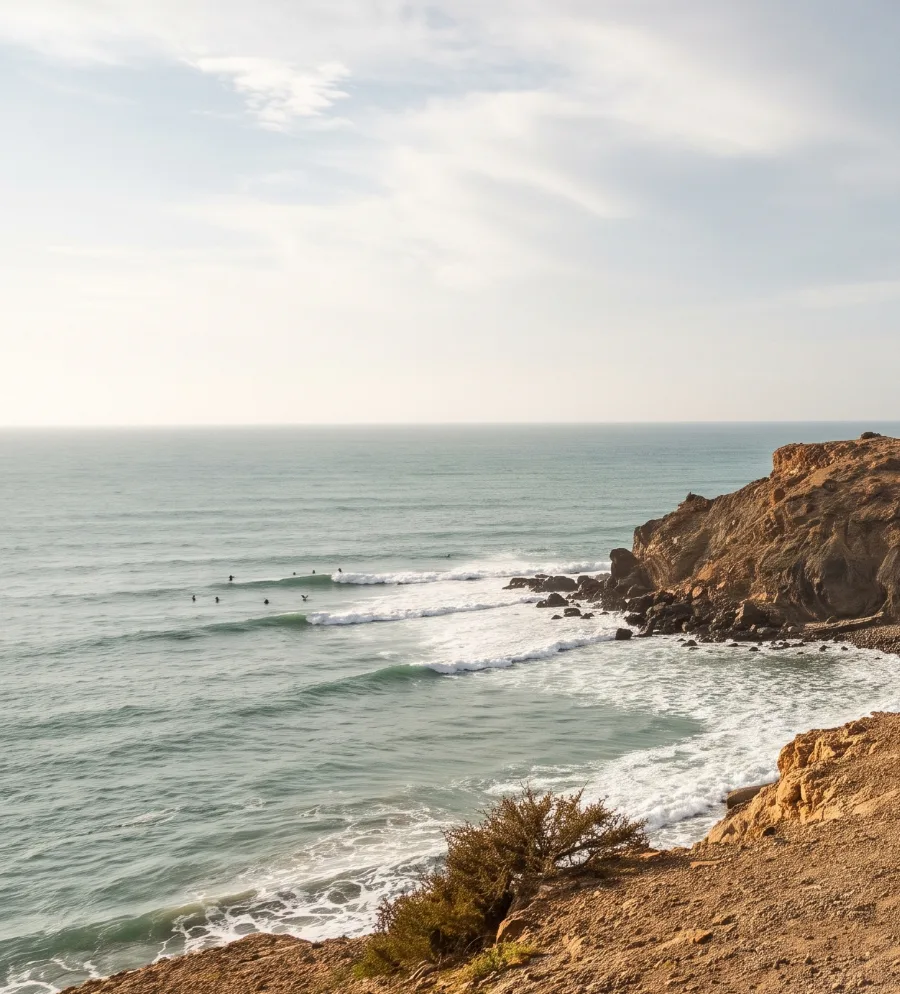 La côte atlantique près de Taghazout, avec des surfeurs au large